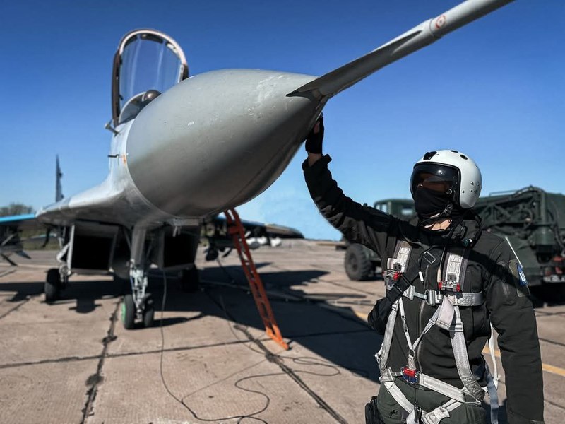 Imagini rare cu un pilot ucrainean de MiG-29 ce doboară o dronă Shahed în plină zi. De-a lungul războiului acesta a distrus peste 20 de rachete și UAV-uri lansate de ruși 