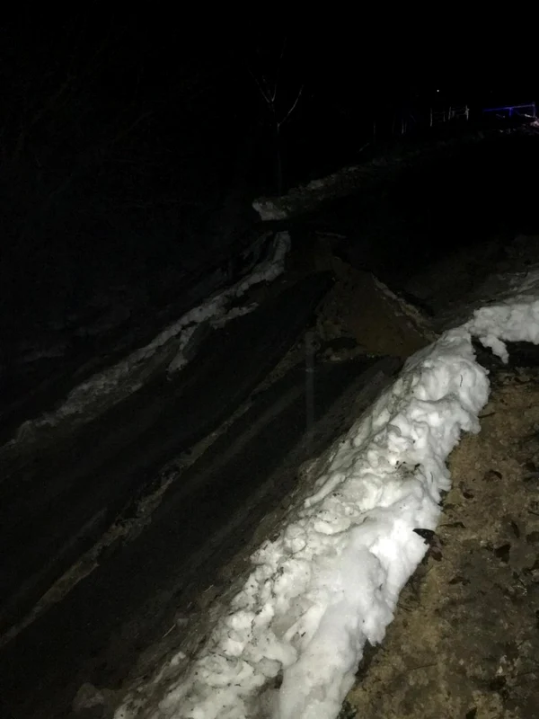 Drum comunal rupt în comuna Slătioara din judeţul Vâlcea din cauza ploilor Foto Adevărul