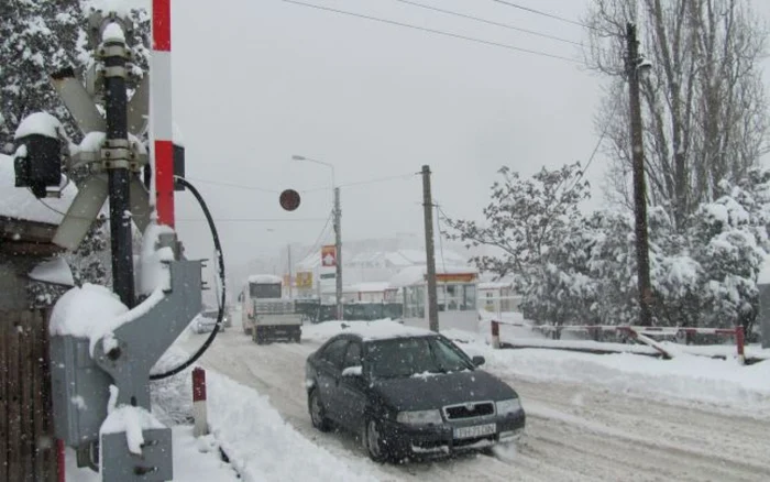 Şoferii pierd zeci de minute la bariera de la calea ferată. FOTO Adevărul Ploieşti