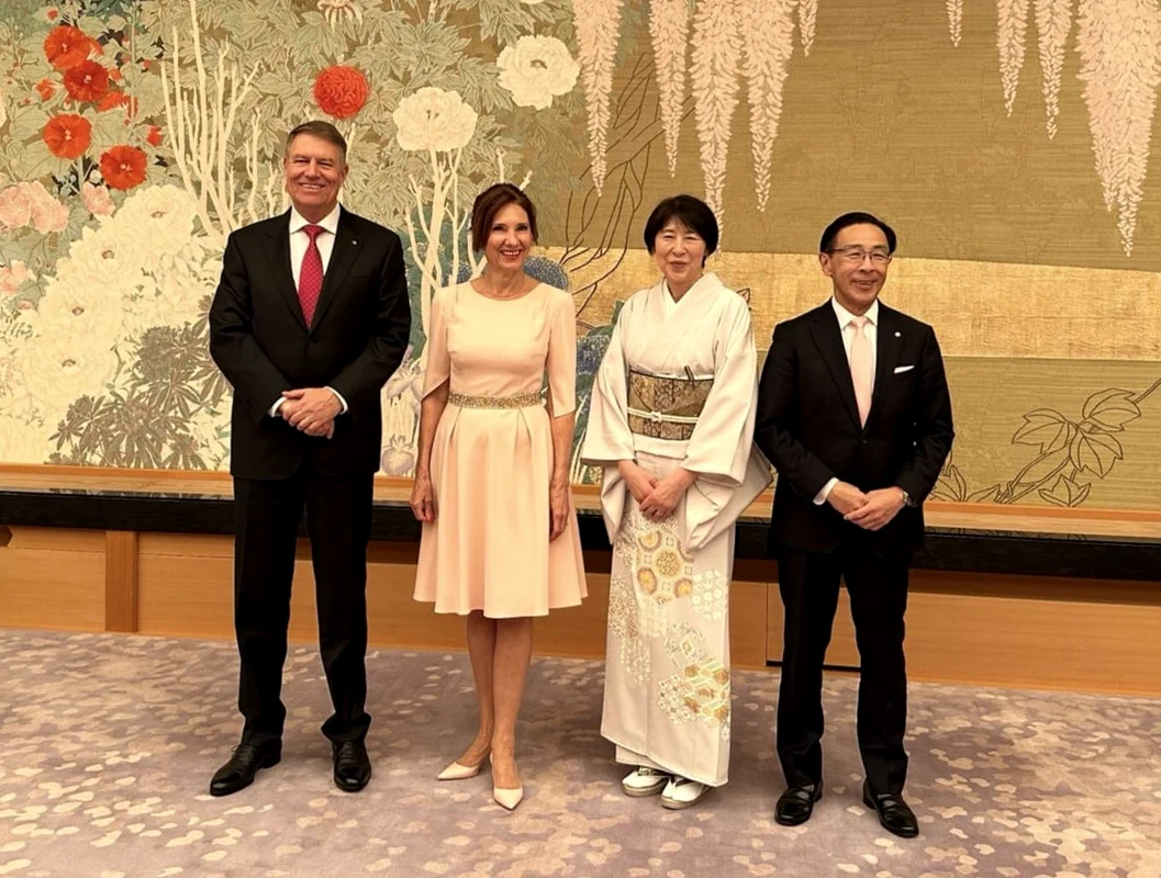 Rochia roz purtată de Carmen Iohannis în vizita de la Singapore este realizată dintr-o stofă subțire