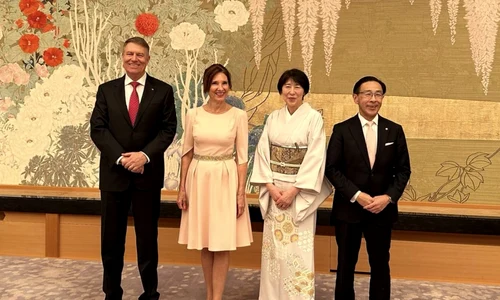 Rochia roz purtată de Carmen Iohannis în vizita de la Singapore este realizată dintr-o stofă subțire