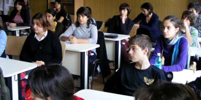 Elevii din ultimul an de liceu se pregătesc de Bac