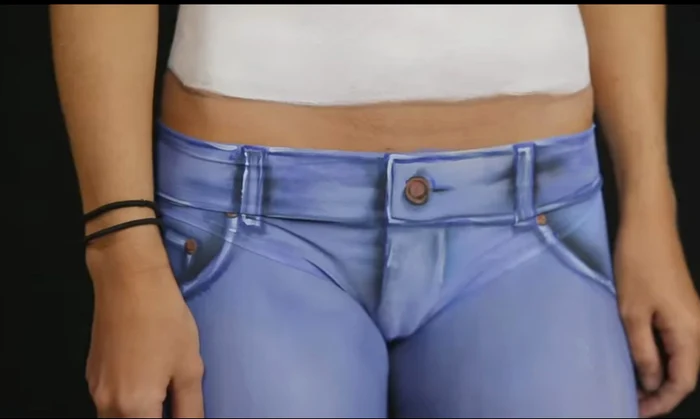 Fata a purtat doar o pereche de chiloţi, pentru a-şi acoperi zonele intimecaptură video