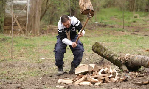 George Vintilă a crăpat lemne ca un fermier adevărat jpeg
