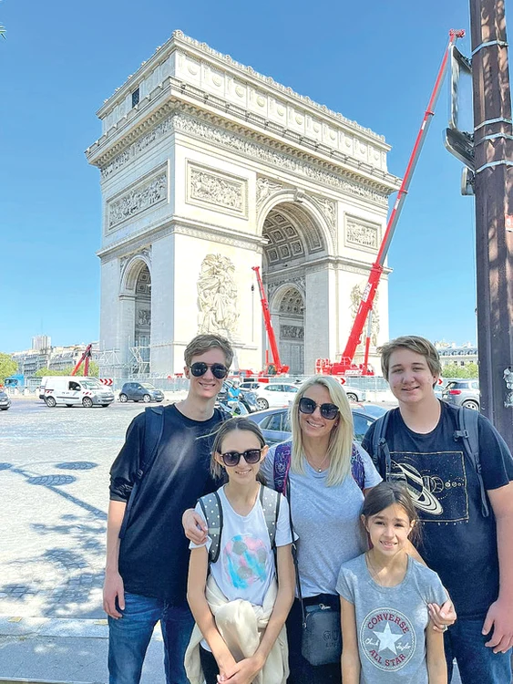 
    Cei doi au fost  surprinși în cea  mai romantică  ipostază: un  sărut în fața  Turnului Eiffel  