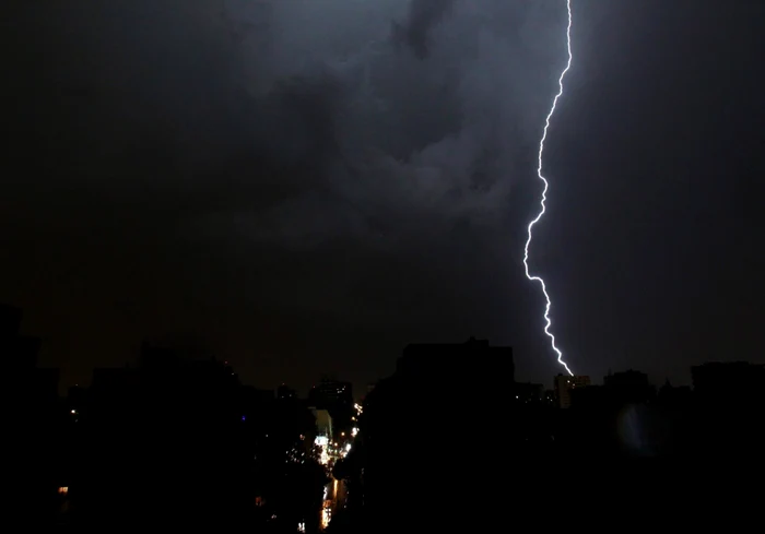 Fulgerele luminează cerul FOTO Arhivă Adevărul