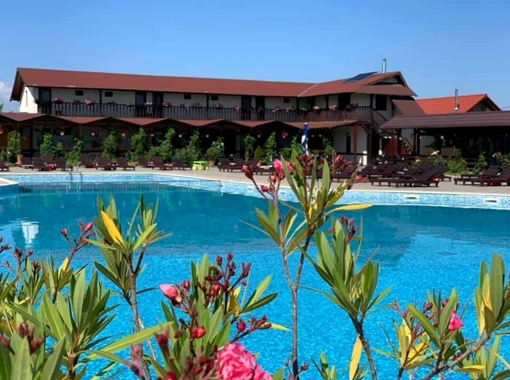 Piscina hotelului din Avrig Sibiu unde peste 20 de copii s-au intoxicat Foto booking com