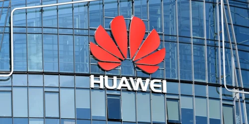 Huawei logo emblema telefon FOTO Shutterstock