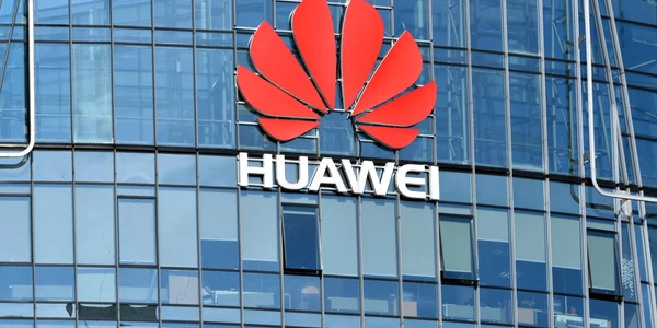 Huawei logo emblema telefon FOTO Shutterstock