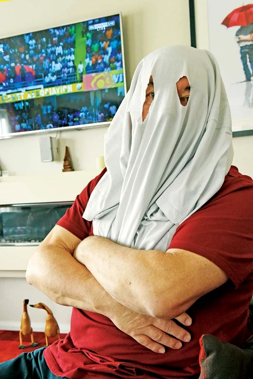 Când nu are “echipamentul” la el, sacrifică un tricou şi şi-l pune pe cap