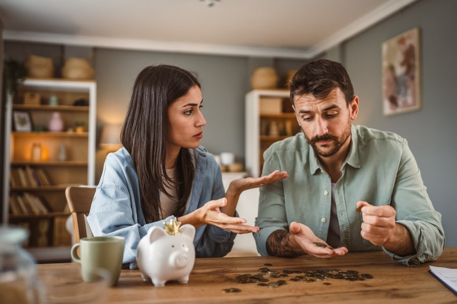 Trăiești dintr-un singur salariu? Ești deja vulnerabil. Ghid practic pentru vremuri scumpe