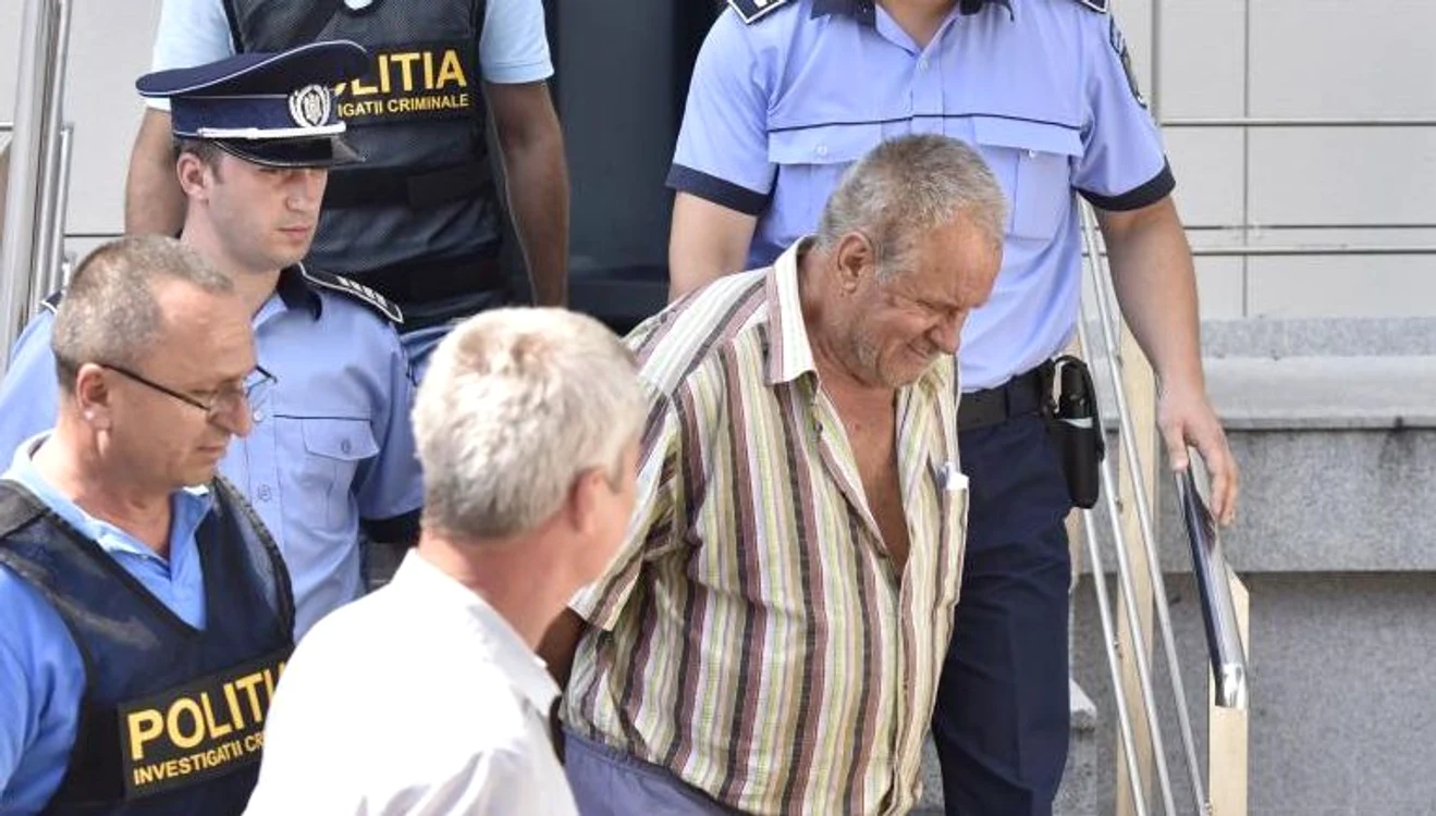 Presupusul criminal a zâmbit ironic în momentul în care a ieșit de la audieri 