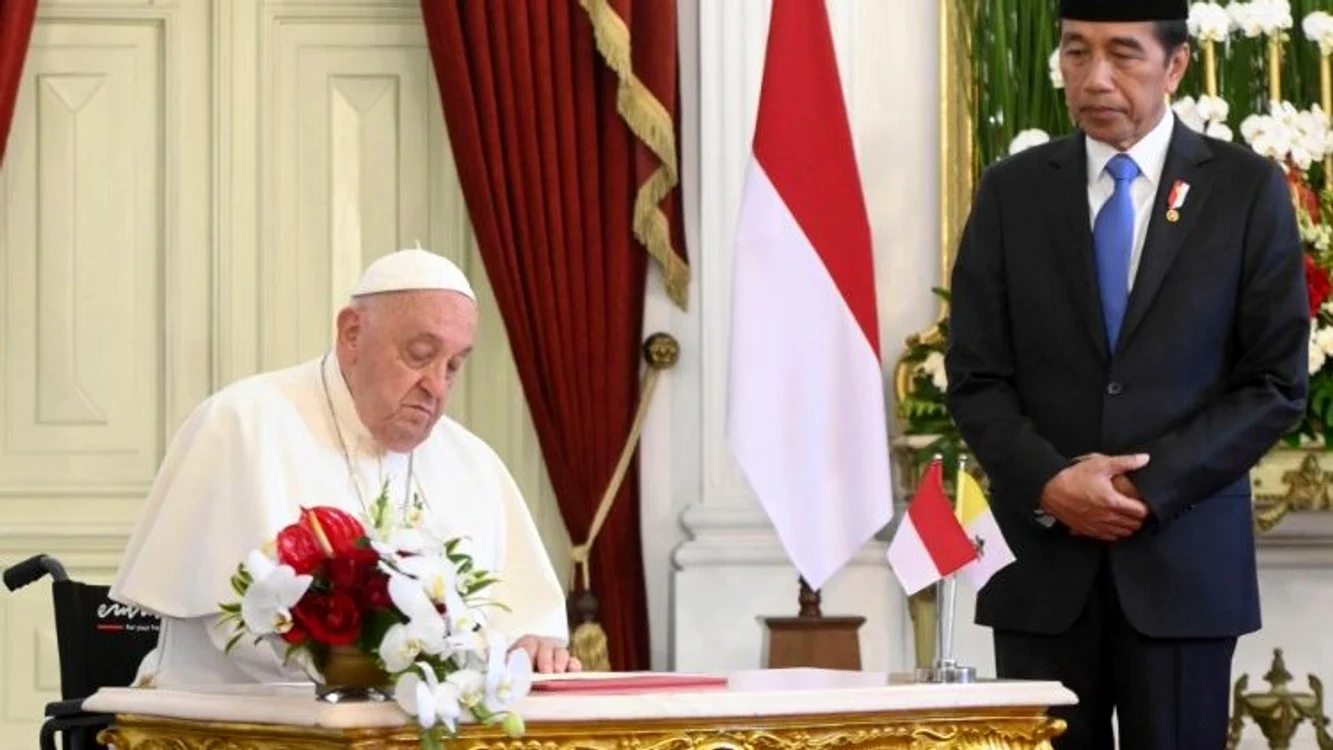 Papa Francisc alături de președintele indonezian Joko Widodo Foto: Vatican News