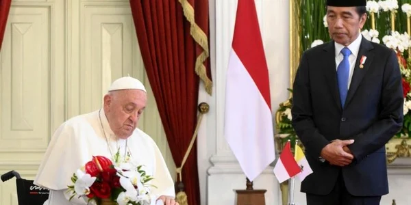 Papa Francis cu președintele indonezian Joko Widodo Foto Vatican News jpeg