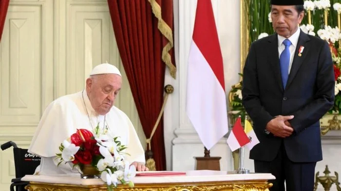 Papa Francisc alături de președintele indonezian Joko Widodo Foto: Vatican News