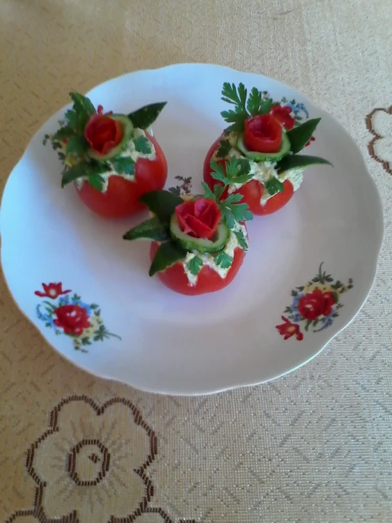 
    Roşii umplute cu salată de dovlecei  
