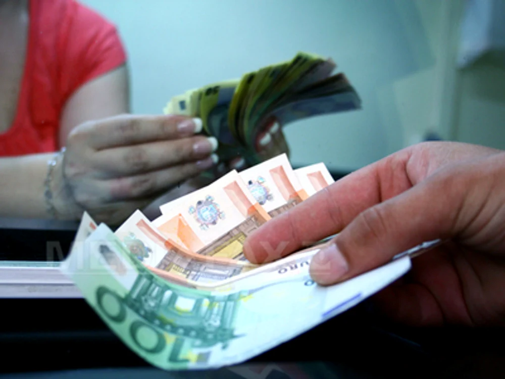 Pensionara a uitat plicul cu bani în autobuz