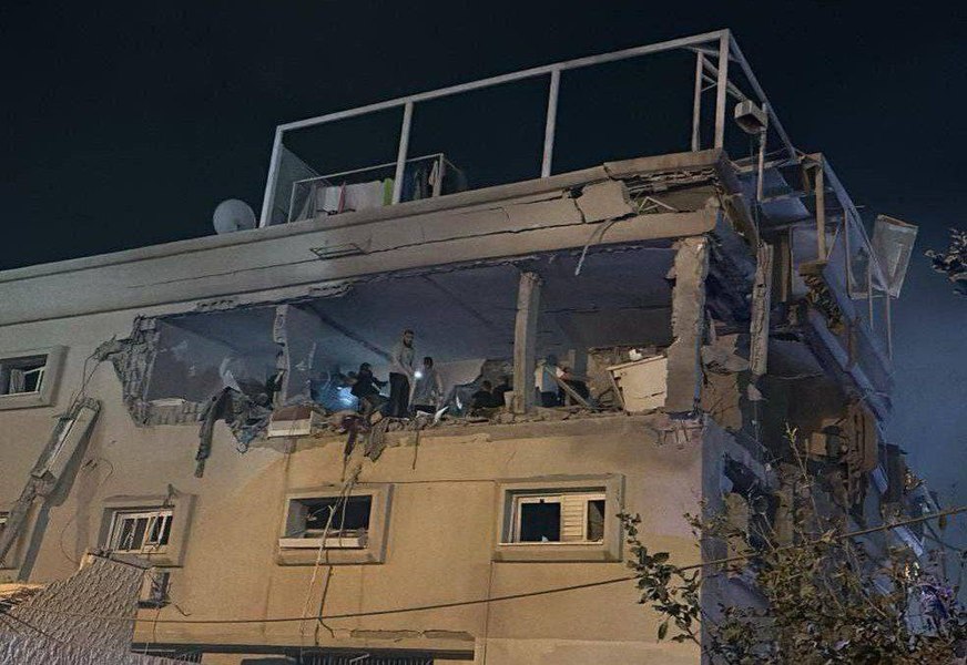 Atac cu rachete în Israel. Mai multe persoane au fost rănite după ce un proiectil a lovit o clădire de locuințe