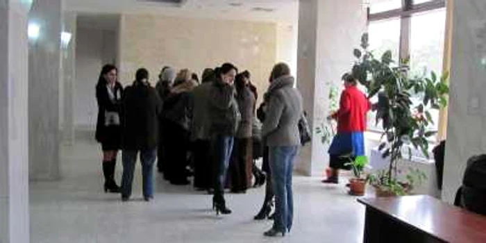 Angajaţii de la Finanţe au protestat în urmă cu două luni pentru că le-au fost tăiate sporurile