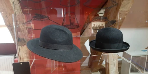 Expoziţie de pălării la Muzeul Civilizaţiei Urbane din Braşov FOTO Ioan Buciumar