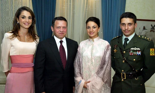Regina Rania, Regele Abdullah al Iordaniei cu Prințesa Noor și Prințul Hamzah în 2003   GettyImages 2447201 jpg