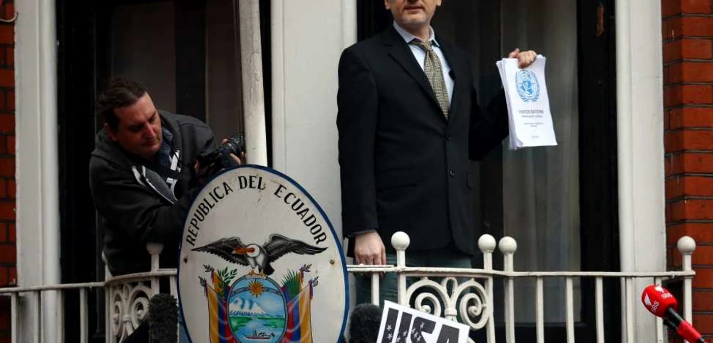 Fondatorul WikiLeaks Julian Assange vorbeşte de la balconul ambasadei Ecuadorului unde se află în continuare sub azil politic în urma unei cereri de extrădare din Suedia la Londra Anglia FOTO Guliver/GettyImages