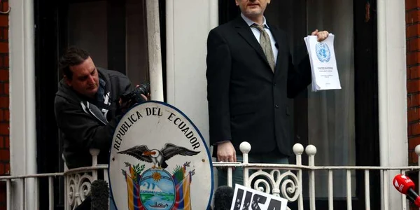 Fondatorul WikiLeaks Julian Assange vorbeşte de la balconul ambasadei Ecuadorului unde se află în continuare sub azil politic în urma unei cereri de extrădare din Suedia la Londra Anglia FOTO Guliver/GettyImages