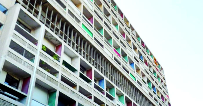 Un bărbat bolnav de cnacer ameninţă că se aruncă de la etajul nouă al unui bloc FOTO Adevărul