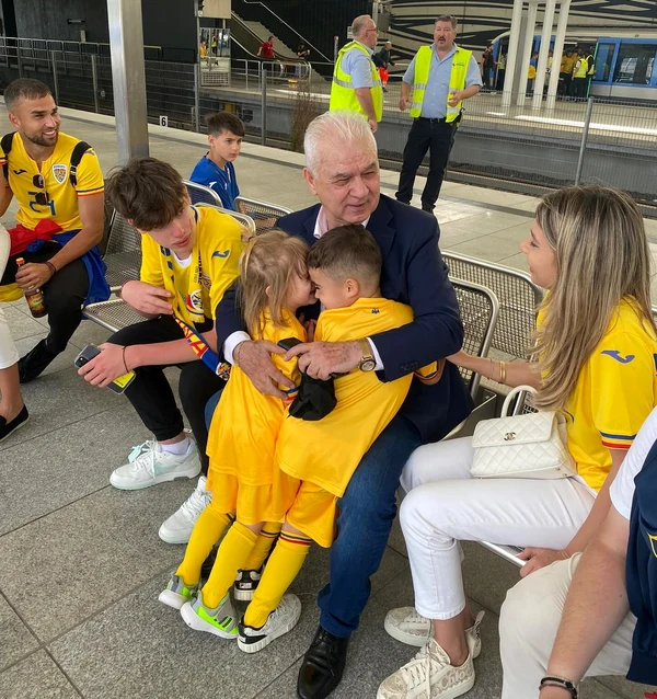 Familia Iordănescu, trup și suflet alături de antrenorul naționalei. Foto Facebook