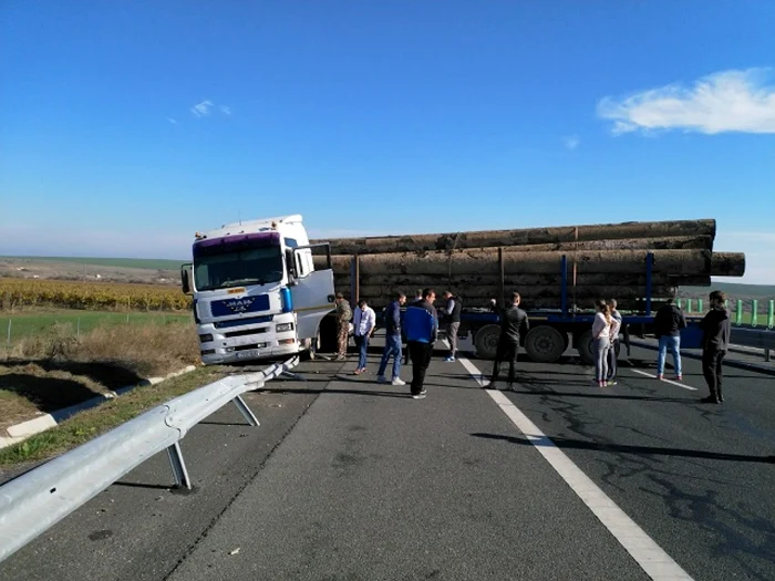 Autostrada A2 este blocată de un autotren