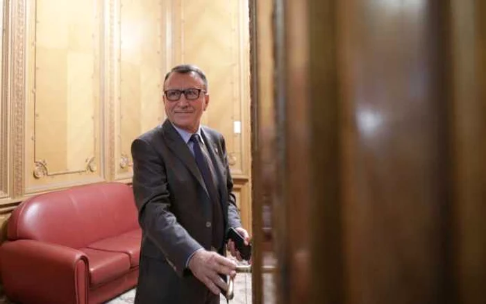 Paul Stănescu mai cântăreşte înainte de a le oferi şefilor din PSd demisia FOTO: Inquam Photo/ Octav ganea
