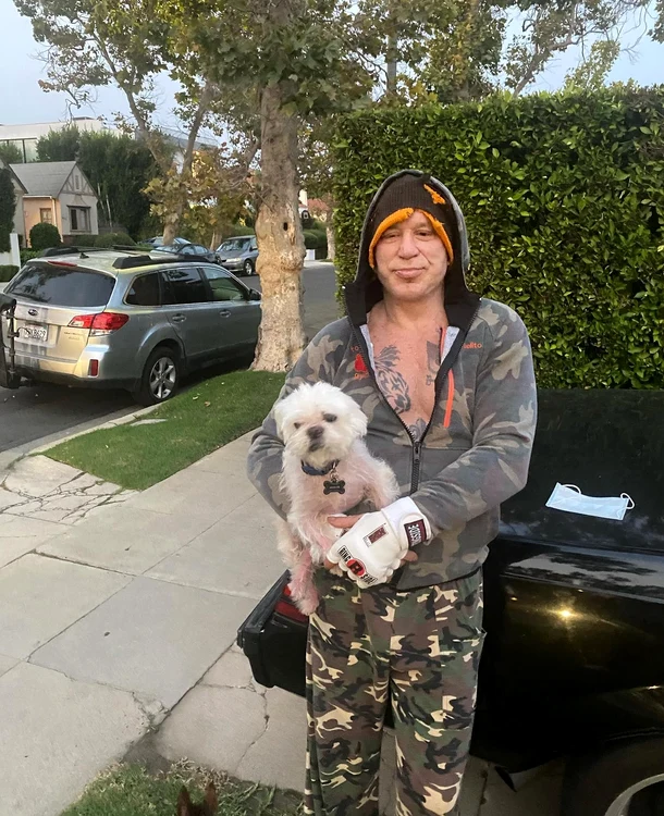 Mickey Rourke își pune mănușile de luptător când face terapie cu pudelul King Carlosfoto: Instagram