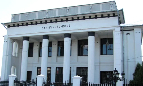 Dan Finuțu a construit un palat menit să semene cu Judecătoria din Caracal / foto: Adevărul