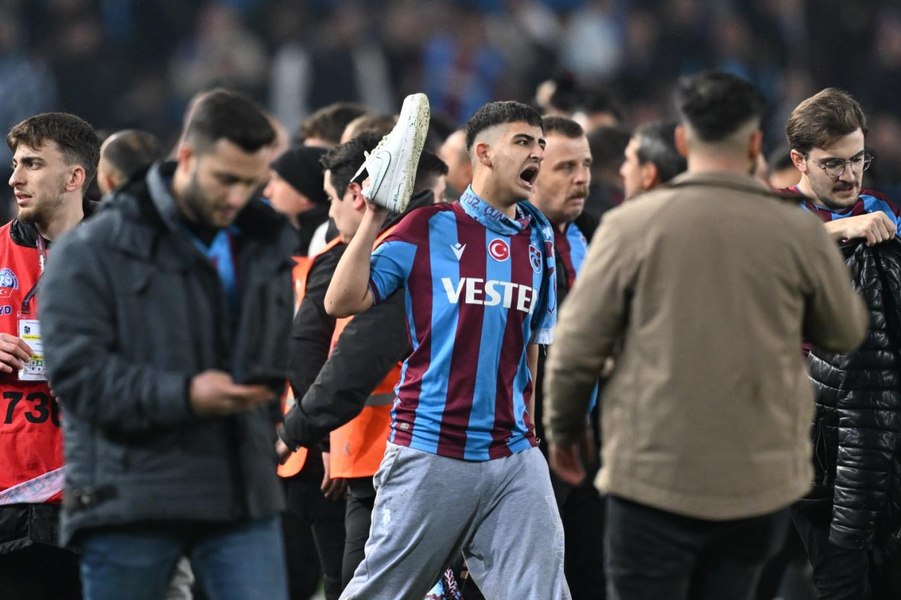 Turcia transformă terenul de fotbal în câmp de război: Fanii lui Trabzonspor au făcut prăpăd VIDEO