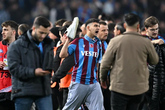 Imagini șocante cu fanii lui Trabzonspor pe teren, după meci