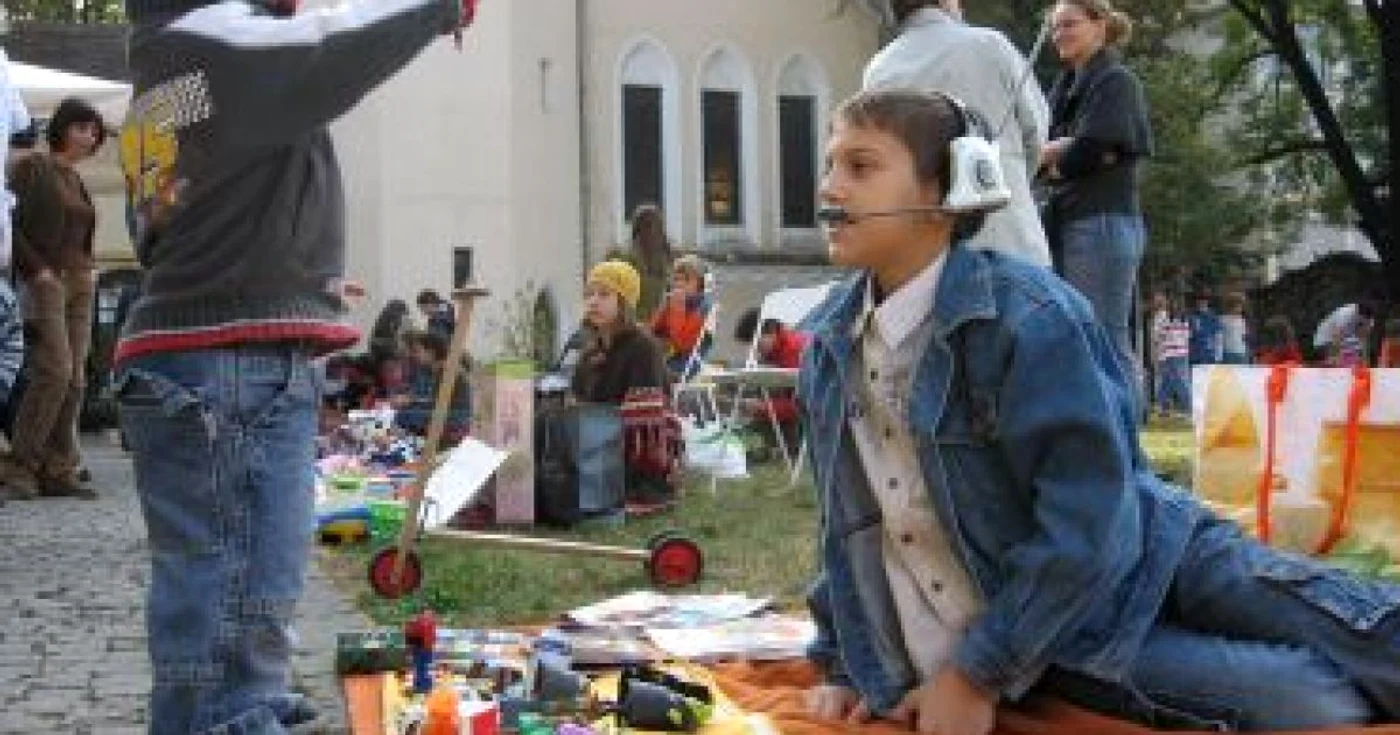 Sibiu: Elevii sibieni îşi vând hainele şi jucăriile la bazar