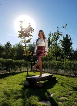 2 gimnasta nadia comaneci in costum popular imagine brand iiana 2 jpg jpeg