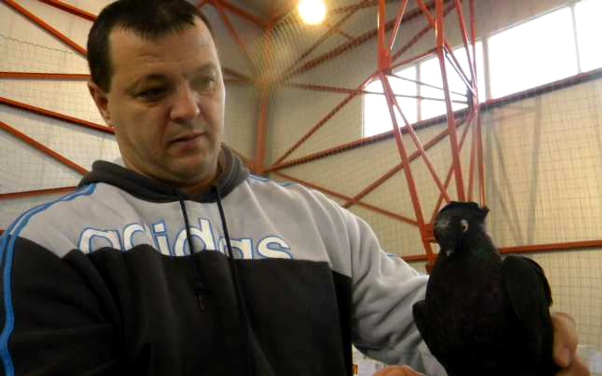 Florin, alături de „acrobatul“ său dublu moţat