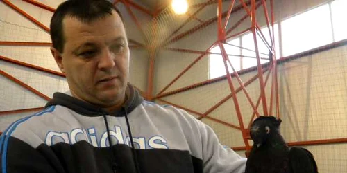 Florin, alături de „acrobatul“ său dublu moţat