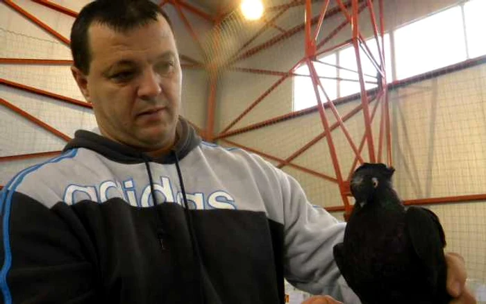 Florin, alături de „acrobatul“ său dublu moţat