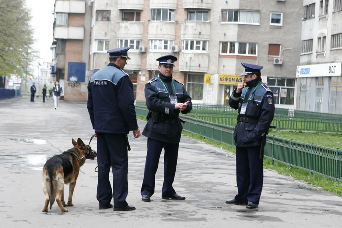 Poliţiştii şi jandarmii vor lua în pază secţiile de votare încă de sâmbătă                         FOTO: Adevărul