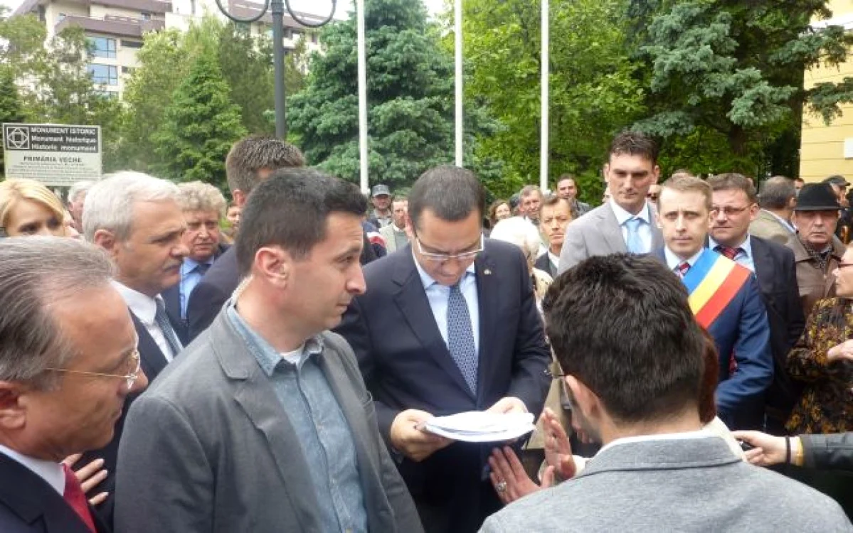 Cel care a început periplul ministerial la Botoşani a fost primul ministru Victor Ponta împreună cu vicepremierul Liviu Dragnea şi alţi membrii marcanţi ai PSD FOTO Adevărul