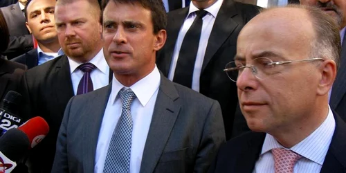 Ministrul francez de Interne, Manuel Valls,(stânga) şi ministrul delegat pentru Afaceri Europene, Bernard Cazeneuve (dreapta)