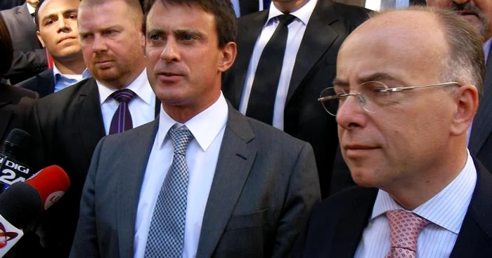 Ministrul francez de Interne, Manuel Valls,(stânga) şi ministrul delegat pentru Afaceri Europene, Bernard Cazeneuve (dreapta)