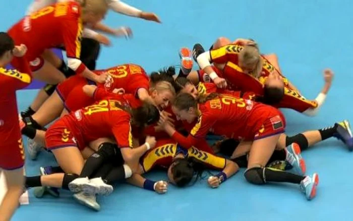 Cristina Neagu a fost „sufocată“ în bucuria colegelor ei, imediat după terminarea meciului