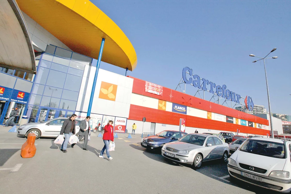 Trei hoţi cu cagule pe faţă au intrat într-un hypermarket din Militari, după închiderea acestuia, în jurul orei 1.00, duminică.