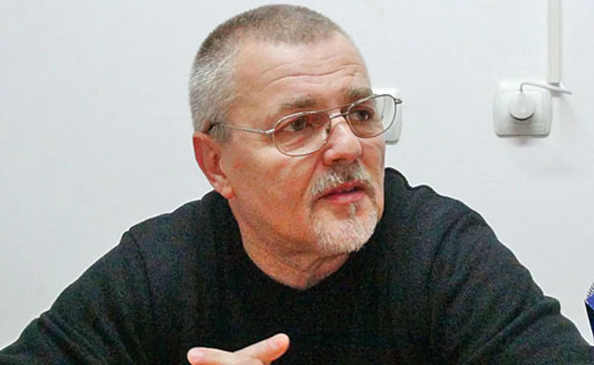
    Un profesor pofticios: Petrică  Angheluș Foto: newspascani.com   