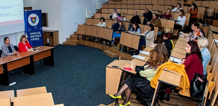 Training pentru detectarea timpurie a potențialelor cazuri de violență sexuală. FOTO CJ Argeș