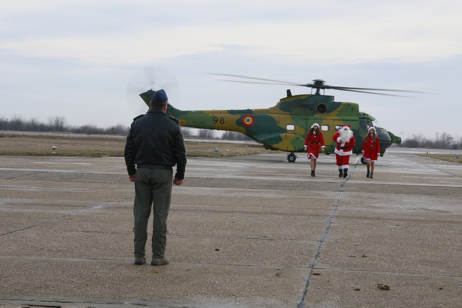 Moș Crăciun venit cu elicopterul Puma. A descins la Baza Aeriană Mihail Kogălniceanu