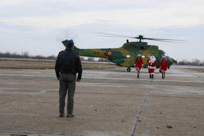 Moș Crăciun a venit cu elicopterul sursa Facebook Baza Aeriană Mihail Kogalniceanu